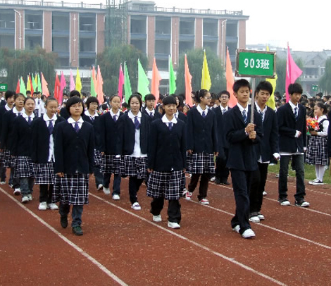 如何确保中小学生校服安全健康？